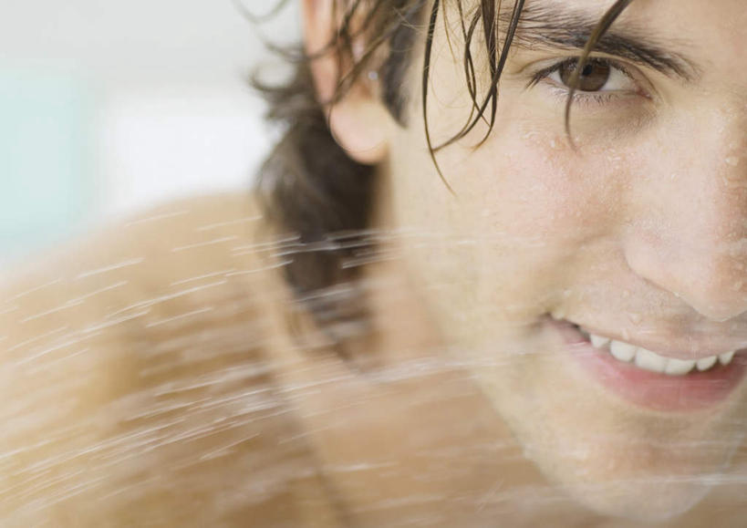 西方人,头发,一个人,笑,微笑,露齿笑,横图,室内,特写,白天,正面,洗澡,水,卫生间,浴室,欧洲,欧洲人,仅一个男性,仅一个人,飞溅,溅,液体,水滴,注视,仅一个年轻男性,观察,看,保养,享受,休闲,放松,保健,潮湿,观看,察看,关注,喷洒,男人,男性,年轻男性,白种人,淋浴房,半身,彩图,洗沐,洗浴,冲凉房,沐浴间,沐浴室