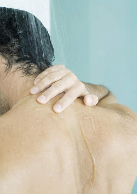 西方人,背部,背,头发,一个人,站,摸,竖图,室内,特写,白天,洗澡,水,卫生间,浴室,欧洲,欧洲人,仅一个男性,仅一个人,擦,抚摸,液体,水滴,裸露,仅一个年轻男性,背面,站着,保养,享受,休闲,放松,擦拭,保健,潮湿,赤裸,后背,裸,男人,男性,年轻男性,白种人,淋浴房,触摸,接触,站立,半身,彩图,洗沐,洗浴,冲凉房,沐浴间,沐浴室