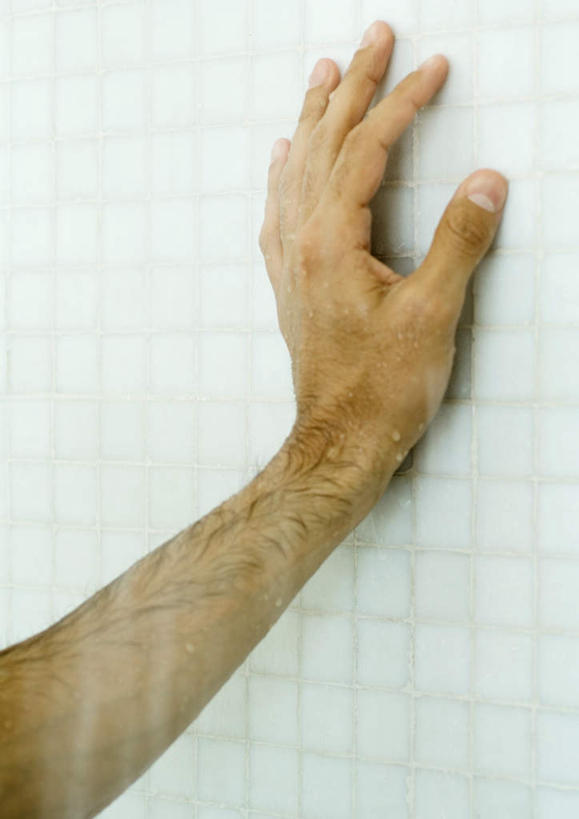 西方人,手,一个人,竖图,室内,特写,白天,正面,洗澡,水,卫生间,浴室,欧洲,欧洲人,仅一个男性,仅一个人,飞溅,溅,液体,水滴,仅一个年轻男性,保养,享受,休闲,手部,放松,保健,喷洒,男人,男性,年轻男性,白种人,淋浴房,半身,彩图,洗沐,洗浴,冲凉房,沐浴间,沐浴室