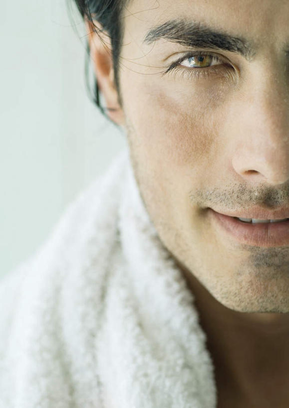 西方人,脸,头,脸颊,头发,一个人,竖图,室内,特写,白天,正面,浴袍,洗澡,水,卫生间,浴室,欧洲,欧洲人,仅一个男性,仅一个人,液体,水滴,注视,仅一个年轻男性,观察,看,保养,享受,休闲,放松,保健,潮湿,观看,察看,关注,男人,男性,年轻男性,白种人,头部,脸部,脸蛋,面部,淋浴房,半身,彩图,汤帷子,浴衣,洗沐,洗浴,冲凉房,沐浴间,沐浴室