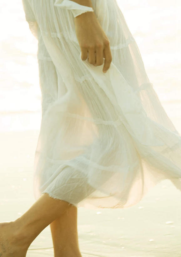 西方人,一个人,走,竖图,室外,白天,侧面,裙子,旅游,度假,快乐,太阳,欧洲,欧洲人,仅一个年轻女性,仅一个女性,仅一个人,阴影,光线,影子,休闲装,娱乐,长裙,阳光,享受,休闲,赤脚,休闲服,放松,年轻女性,女人,女性,白种人,步行,散步,走路,半身,彩图,愉快