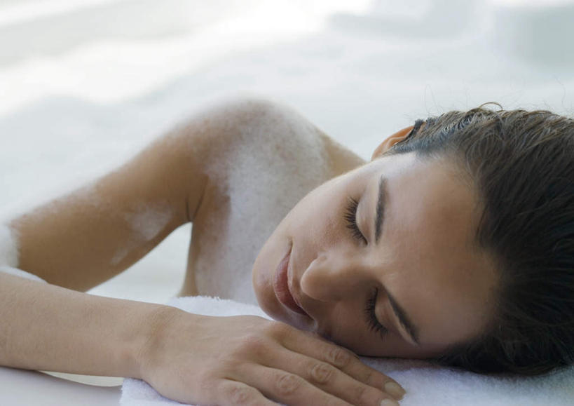 西方人,一个人,闭眼,横图,室内,特写,白天,正面,洗澡,水,卫生间,浴室,欧洲,欧洲人,仅一个年轻女性,仅一个女性,仅一个人,朦胧,模糊,肥皂泡,泡沫,液体,水滴,肥皂沫,趴着,保养,享受,休闲,放松,保健,盆浴,年轻女性,女人,女性,白种人,淋浴房,闭眼睛,闭着眼,闭着眼睛,趴,半身,彩图,洗沐,洗浴,冲凉房,沐浴间,沐浴室