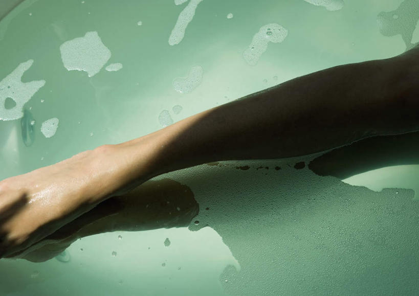 西方人,腿部,腿,一个人,横图,俯视,室内,白天,洗澡,水,太阳,卫生间,浴室,欧洲,欧洲人,仅一个年轻女性,仅一个女性,仅一个人,阴影,光线,肥皂泡,泡沫,液体,影子,水滴,肥皂沫,阳光,保养,享受,休闲,放松,保健,年轻女性,女人,女性,白种人,淋浴房,半身,彩图,高角度拍摄,洗沐,洗浴,冲凉房,沐浴间,沐浴室