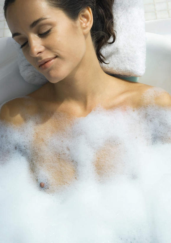 西方人,脸,头,脸颊,头发,一个人,躺,竖图,俯视,室内,特写,白天,洗澡,水,太阳,卫生间,浴室,欧洲,欧洲人,仅一个年轻女性,仅一个女性,仅一个人,阴影,光线,肥皂泡,泡沫,液体,影子,水滴,肥皂沫,阳光,保养,享受,休闲,放松,保健,潮湿,盆浴,卧着,年轻女性,女人,女性,白种人,头部,脸部,脸蛋,面部,淋浴房,躺着,卧,半身,彩图,高角度拍摄,洗沐,洗浴,冲凉房,沐浴间,沐浴室