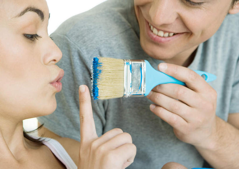 西方人,两个人,夫妻,笑,微笑,露齿笑,横图,室内,特写,白天,正面,T恤衫,爱情,装修,欧洲,欧洲人,握,指,浪漫,拿,T恤,拿着,注视,休闲装,方向,装潢,蓝色,刷子,嘟嘴,观察,看,手势,休闲,温暖,温馨,休闲服,撅嘴,恩爱,握着,恋人,观看,搬家,涂料,和睦,察看,指向,关注,男人,男性,年轻男性,年轻女性,女人,女性,白种人,情侣,半身,彩图,伴侣,融洽