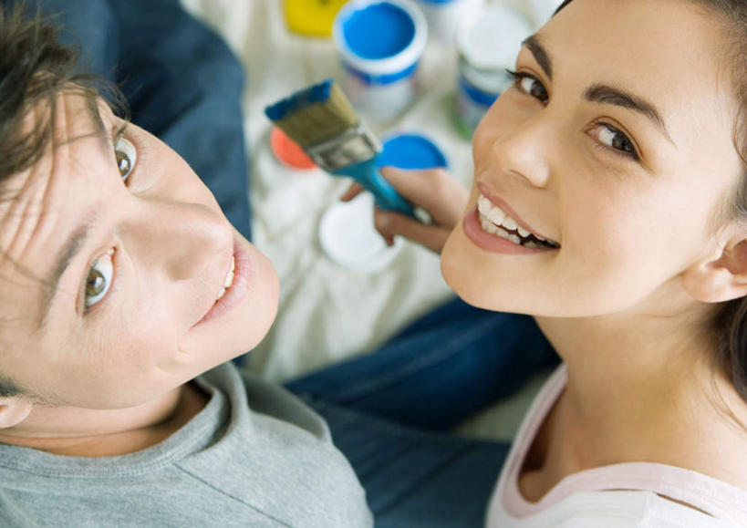 西方人,两个人,夫妻,笑,微笑,露齿笑,横图,俯视,室内,特写,白天,爱情,太阳,装修,欧洲,欧洲人,握,阴影,模糊,光线,影子,浪漫,拿,拿着,注视,牛仔裤,休闲装,装潢,蓝色,阳光,刷子,观察,看,休闲,温暖,温馨,休闲服,恩爱,握着,恋人,观看,搬家,涂料,和睦,察看,关注,男人,男性,年轻男性,年轻女性,女人,女性,白种人,情侣,抬头,仰头,半身,彩图,高角度拍摄,伴侣,融洽