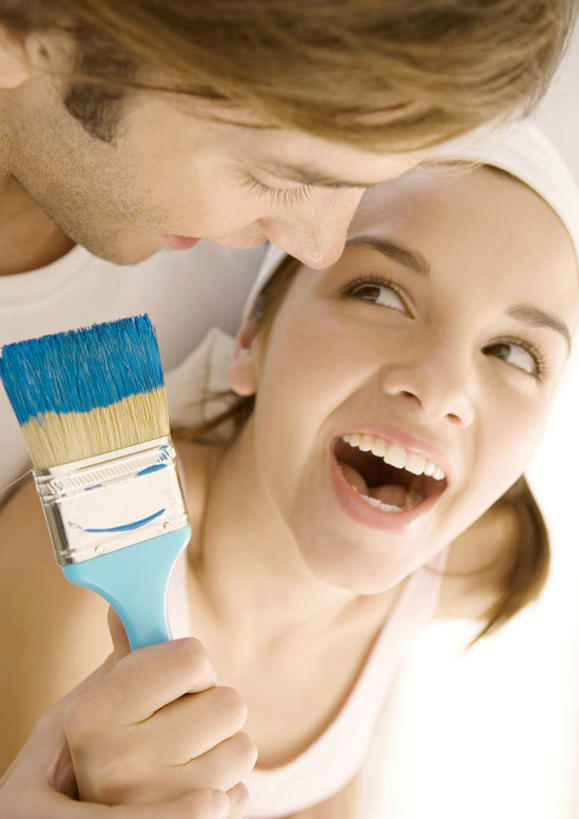 西方人,两个人,夫妻,笑,微笑,露齿笑,竖图,俯视,室内,特写,白天,爱情,装修,欧洲,欧洲人,握,浪漫,拿,拿着,注视,装潢,相视,刷子,观察,看,张嘴,温暖,温馨,面对面,恩爱,握着,恋人,观看,对视,搬家,涂料,和睦,察看,关注,相对,张大嘴巴,相看,男人,男性,年轻男性,年轻女性,女人,女性,白种人,情侣,张开嘴,半身,彩图,高角度拍摄,伴侣,融洽