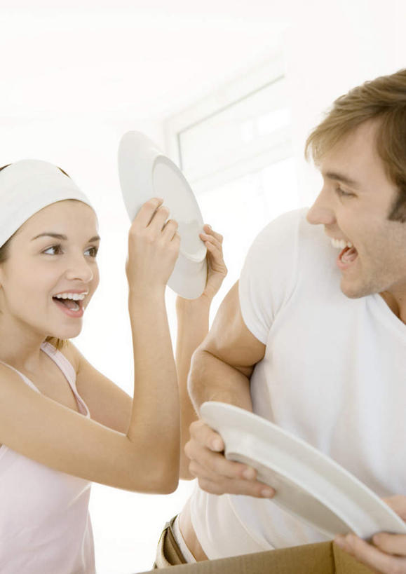 西方人,两个人,夫妻,站,竖图,室内,白天,正面,爱情,太阳,厨房,窗户,落地窗,装修,餐具,欧洲,欧洲人,握,阴影,光线,碟子,盘,影子,纸箱,墙,浪漫,拿,拿着,发带,束发,装潢,玻璃窗,墙壁,墙面,阳光,盘子,箱子,碟,站着,温暖,温馨,恩爱,握着,恋人,搬家,和睦,包装箱,男人,男性,年轻男性,年轻女性,女人,女性,白种人,情侣,站立,半身,彩图,灶间,伴侣,融洽