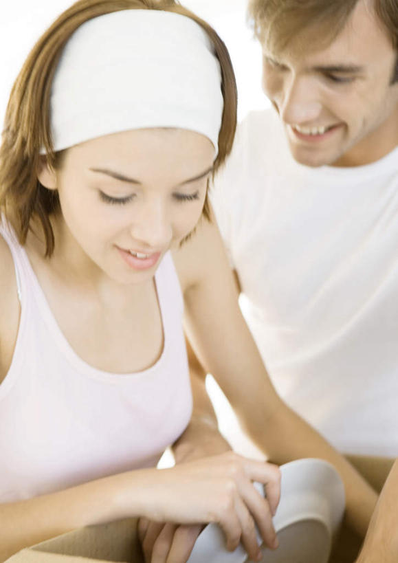 西方人,两个人,夫妻,笑,微笑,露齿笑,竖图,室内,特写,白天,正面,爱情,太阳,装修,餐具,欧洲,欧洲人,握,阴影,光线,碟子,盘,影子,浪漫,拿,拿着,依靠,注视,休闲装,发带,束发,装潢,阳光,盘子,碟,观察,看,靠,靠着,休闲,温暖,温馨,休闲服,恩爱,握着,恋人,观看,搬家,和睦,察看,关注,男人,男性,年轻男性,年轻女性,女人,女性,白种人,情侣,半身,彩图,伴侣,融洽