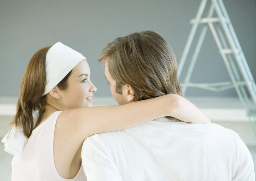 西方人,两个人,夫妻,抱,笑,微笑,露齿笑,横图,室内,白天,爱情,太阳,装修,欧洲,欧洲人,戴,阴影,朦胧,模糊,光线,梯子,影子,墙,浪漫,注视,休闲装,束发,装潢,相视,墙壁,墙面,背面,阳光,观察,看,休闲,温暖,温馨,面对面,休闲服,恩爱,恋人,抱着,观看,对视,搬家,和睦,察看,搂着,关注,相对,人字梯,相看,男人,男性,年轻男性,年轻女性,女人,女性,白种人,情侣,怀抱,搂,搂抱,相抱,拥抱,半身,彩图,伴侣,融洽