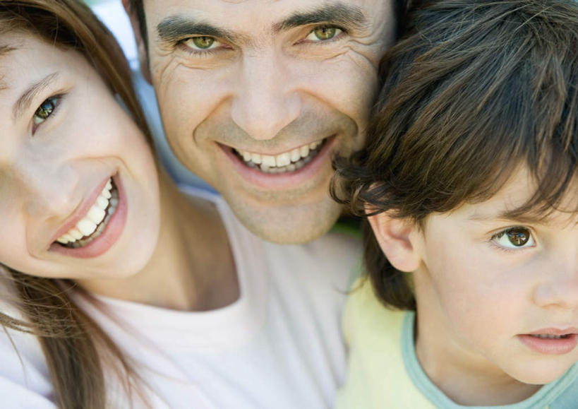 西方人,儿童,三个人,父亲,女儿,儿子,抱,笑,微笑,露齿笑,横图,室外,特写,白天,正面,纯洁,欧洲,欧洲人,依靠,注视,小孩,观察,看,靠,靠着,温暖,温馨,父女,父子,父爱,可爱,童年,童趣,抱着,观看,和睦,察看,搂着,关注,童真,烂漫,无邪,天真,男孩,男人,男性,女孩,中年男性,白种人,怀抱,搂,搂抱,相抱,拥抱,半身,彩图,融洽,男生,女生