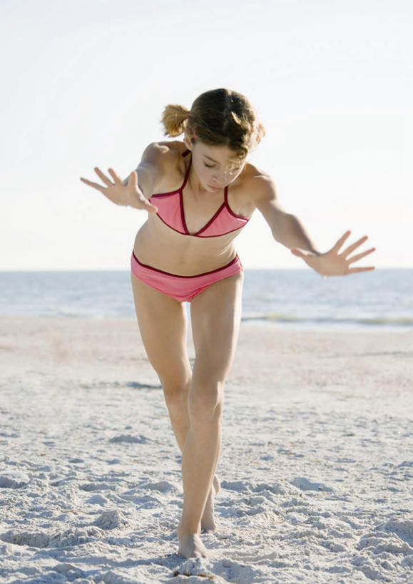 西方人,儿童,一个人,站,伸展双臂,竖图,室外,白天,正面,泳装,比基尼,旅游,度假,游戏,纯洁,海洋,沙滩,欧洲,欧洲人,仅一个女性,仅一个人,沙子,海岸,水平线,辽阔,海平线,沙地,玩,娱乐,小孩,蓝色,蓝天,天空,海水,天,站着,仅一个小孩,享受,休闲,广阔,赤脚,放松,可爱,童年,童趣,晴朗,一望无际,翻跟头,户外运动,海景,童真,烂漫,无邪,万里无云,无边无际,一马平川,天真,女孩,女人,女性,白种人,孩子,大海,海,海滩,晴空,晴空万里,敞开双臂,伸开双臂,玩耍,嬉戏,展开双肩,站立,张开手臂,张开双臂,彩图,全身,三点式,泳衣,水天相接,水天一线,女生