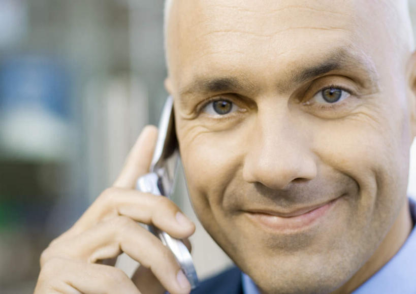 西方人,脸,头,脸颊,手,胡须,秃头,一个人,商务人士,商务男性,笑,打电话,微笑,露齿笑,横图,室外,特写,白天,正面,衬衫,电话,手机,欧洲,欧洲人,仅一个男性,仅一个人,握,套装,朦胧,模糊,拿,拿着,通讯设备,手部,握着,商务装,工薪阶层,交流,男人,男性,年轻男性,白种人,头部,胡子,络腮胡,脸部,脸蛋,面部,白领,上班族,沟通,通话,半身,彩图,衬衣,秃顶