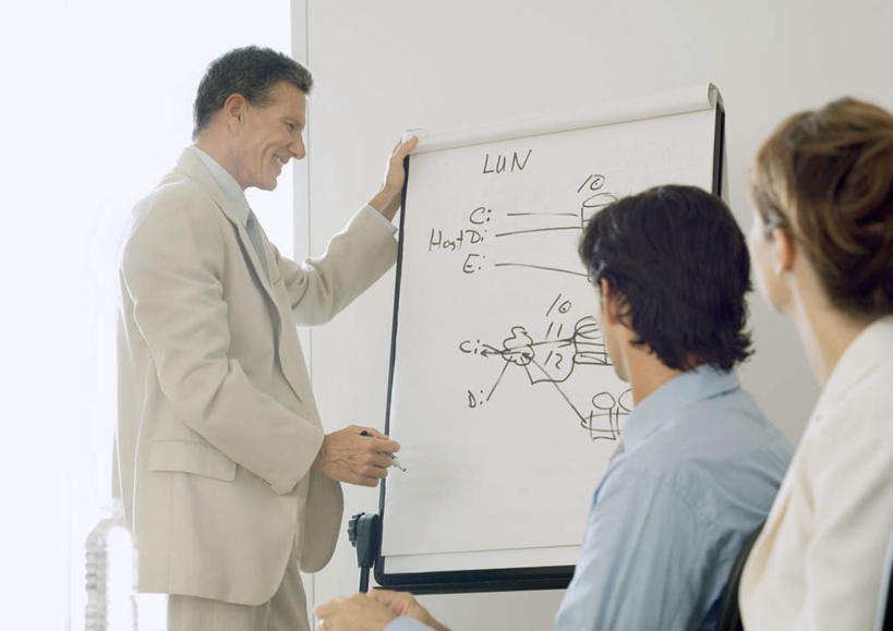 东方人,西方人,三个人,同事,商务人士,商务男性,商务女性,办公室,会议室,站,坐,笑,说,微笑,露齿笑,横图,室内,白天,仰视,衬衫,成功,合作,团队,集体,信心,太阳,窗户,家具,落地窗,桌子,欧洲,欧洲人,亚洲,一排,握,阴影,套装,正装,整齐,光线,影子,办公桌,会议桌,领带,拿,拿着,注视,职业装,黄种人,队伍,玻璃窗,排列,阳光,白板,观察,看,站着,握着,观看,白板笔,察看,领导,倾听,成就,队列,关注,商务装,记录板,合伙,领袖,工薪阶层,记事板,办公家具,交流,男人,男性,年轻男性,年轻女性,女人,女性,中年男性,白种人,亚洲人,白领,上班族,讲话,交谈,说话,谈话,站立,坐着,半身,彩图,低角度拍摄,衬衣