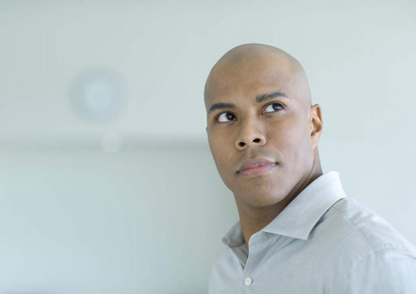 西方人,脸,头,脸颊,脖子,肩,秃头,一个人,商务人士,商务男性,站,横图,室外,特写,白天,正面,衬衫,太阳,欧洲,非洲,黑人,欧洲人,仅一个男性,仅一个人,阴影,套装,朦胧,模糊,光线,影子,墙,扭头,注视,肩膀,墙壁,墙面,仅一个年轻男性,阳光,观察,看,站着,观看,察看,关注,商务装,工薪阶层,男人,男性,年轻男性,非洲人,头部,脖,颈,颈部,脸部,脸蛋,面部,白领,上班族,站立,半身,彩图,衬衣,秃顶