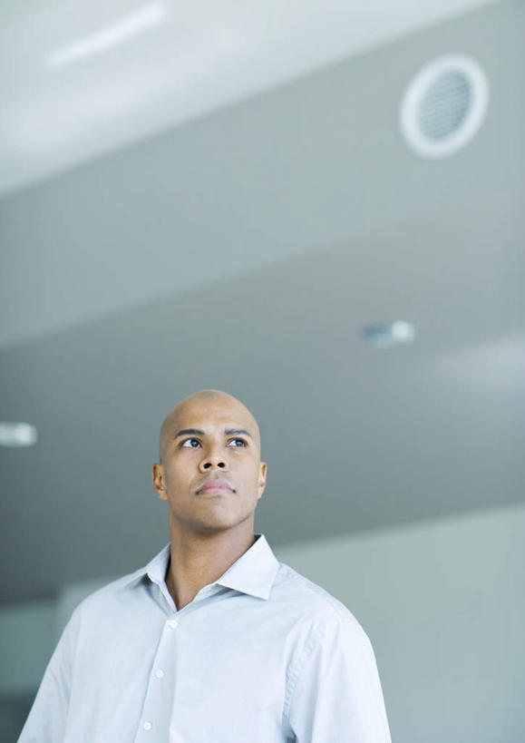 西方人,秃头,一个人,商务人士,商务男性,站,竖图,室外,白天,正面,衬衫,太阳,欧洲,非洲,黑人,欧洲人,仅一个男性,仅一个人,阴影,套装,朦胧,模糊,光线,影子,墙,屋顶,顶棚,注视,墙壁,墙面,仅一个年轻男性,阳光,观察,看,站着,观看,察看,关注,商务装,工薪阶层,男人,男性,年轻男性,非洲人,白领,上班族,站立,半身,彩图,衬衣,秃顶