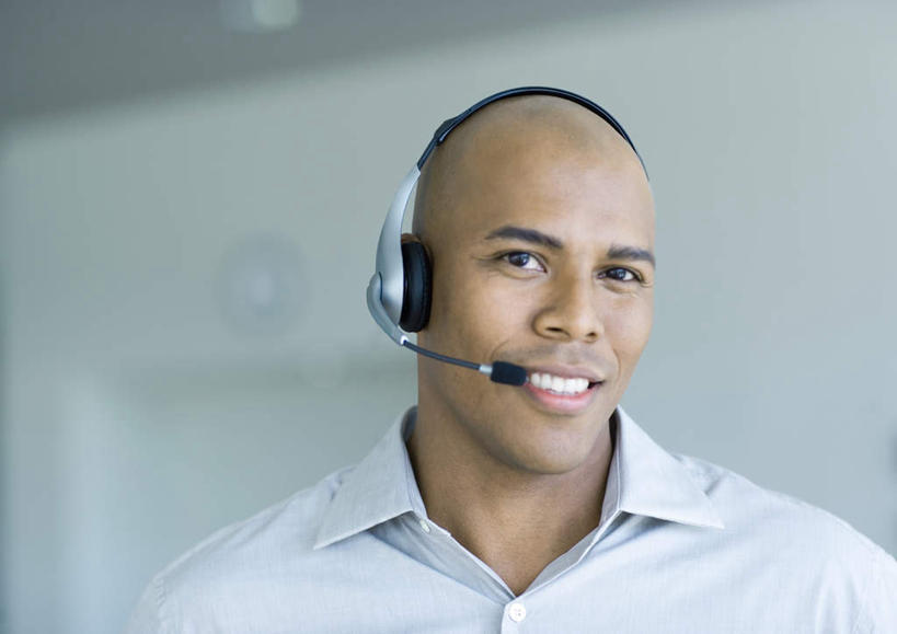 秃头,一个人,商务人士,商务男性,横图,室外,特写,白天,正面,衬衫,仅一个男性,仅一个人,套装,朦胧,模糊,墙,话务员,墙壁,墙面,仅一个年轻男性,耳机,耳麦,话筒,麦克风,商务装,工薪阶层,客服人员,电话销售,男人,男性,年轻男性,白领,接线员,上班族,半身,彩图,衬衣,秃顶