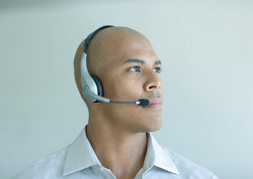 秃头,一个人,商务人士,商务男性,横图,室外,特写,白天,正面,衬衫,仅一个男性,仅一个人,套装,朦胧,模糊,墙,话务员,墙壁,墙面,仅一个年轻男性,耳机,耳麦,话筒,麦克风,商务装,工薪阶层,客服人员,电话销售,男人,男性,年轻男性,白领,接线员,上班族,半身,彩图,衬衣,秃顶