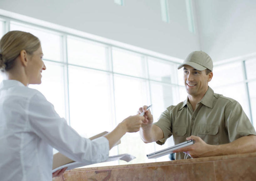 西方人,两个人,笑,微笑,横图,室外,白天,正面,工作服,制服,太阳,窗户,落地窗,帽子,欧洲,欧洲人,握,阴影,光线,笔,影子,拿,拿着,运动帽,玻璃窗,相视,阳光,快递员,面对面,鸭舌帽,握着,对视,单据,相对,快递,速递,相看,工作制服,男人,男性,年轻男性,年轻女性,女人,女性,白种人,半身,彩图,工作套服