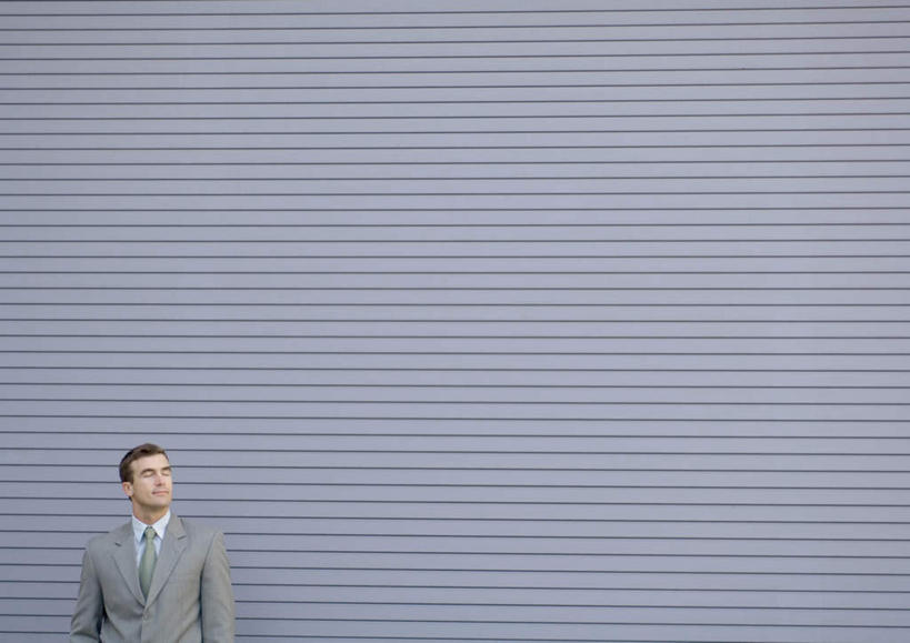 西方人,一个人,商务人士,商务男性,站,横图,室外,白天,正面,衬衫,门,欧洲,欧洲人,仅一个男性,仅一个人,套装,仅一个年轻男性,门框,站着,卷帘门,商务装,工薪阶层,男人,男性,年轻男性,白种人,白领,上班族,站立,半身,彩图,衬衣