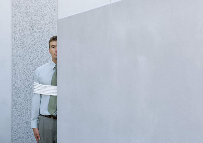 西方人,一个人,商务人士,商务男性,站,横图,室外,白天,正面,衬衫,欧洲,欧洲人,仅一个男性,仅一个人,套装,朦胧,模糊,墙,捆,墙壁,墙面,仅一个年轻男性,站着,遮,捆绑,遮挡,商务装,工薪阶层,遮盖,遮蔽,男人,男性,年轻男性,白种人,白领,上班族,站立,半身,彩图,衬衣