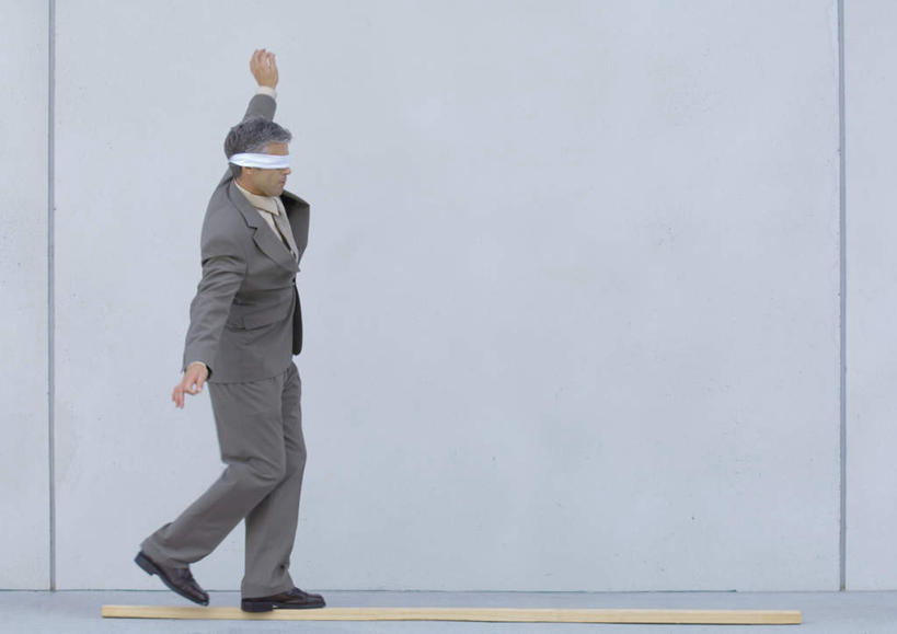 西方人,一个人,商务人士,商务男性,走,伸展双臂,横图,室外,白天,侧面,衬衫,平衡木,太阳,欧洲,欧洲人,仅一个男性,仅一个人,阴影,套装,光线,影子,墙,墙壁,墙面,仅一个年轻男性,阳光,遮,遮挡,商务装,工薪阶层,遮盖,遮蔽,男人,男性,年轻男性,白种人,白领,上班族,步行,敞开双臂,伸开双臂,展开双肩,张开手臂,张开双臂,走路,彩图,全身,衬衣,捂着