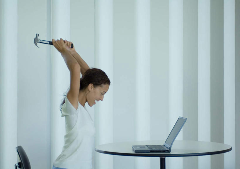 西方人,一个人,站,举,横图,室内,白天,侧面,电脑,笔记本电脑,太阳,桌子,欧洲,欧洲人,仅一个年轻女性,仅一个女性,仅一个人,握,阴影,生气,光线,锤子,影子,办公桌,墙,拿,拿着,休闲装,墙壁,墙面,阳光,托,站着,张嘴,休闲服,喊,握着,愤怒,喊叫,发怒,情绪,脾气,张大嘴巴,便携式电脑,叫喊,忿怒,怨恨,强烈,激动,手提电脑,年轻女性,女人,女性,白种人,张开嘴,举起,举手,举着,向上举,向上伸,向上托,站立,半身,彩图