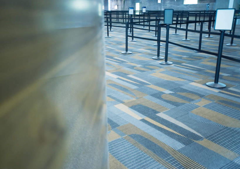 无人,机场,栏杆,横图,俯视,室内,白天,旅游,度假,太阳,地板,飞机场,阴影,光线,影子,墙,围栏,地面,交通,护栏,木地板,墙壁,墙面,阳光,享受,休闲,候机室,候机楼,航空站,空港,彩图,高角度拍摄