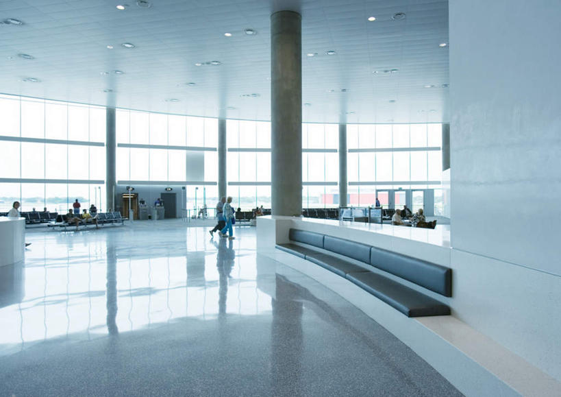 西方人,机场,横图,室内,白天,正面,旅游,度假,太阳,窗户,落地窗,飞机场,欧洲,欧洲人,阴影,光线,影子,圆柱,柱子,屋顶,灯光,交通,许多人,顶棚,顶灯,立柱,玻璃窗,灯,阳光,灯具,一群人,享受,休闲,照明设备,候机室,候机楼,排椅,老年男性,老年女性,男人,男性,年轻男性,年轻女性,女人,中年男性,中年女性,白种人,航空站,空港,半身,彩图