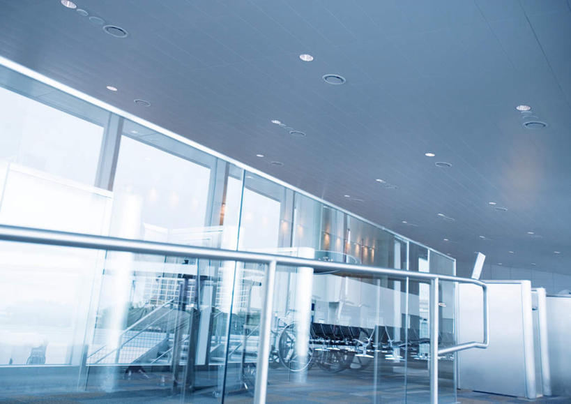 无人,机场,栏杆,横图,室外,白天,正面,旅游,度假,门,飞机场,指示牌,阴影,光线,标志,文字,影子,屋顶,围栏,交通,顶棚,娱乐,标识,护栏,顶灯,灯,阳光,灯具,门框,享受,休闲,运输,照明设备,玻璃幕墙,航空站,空港,彩图