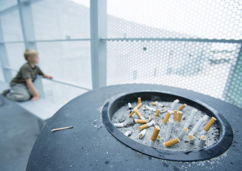 西方人,儿童,一个人,机场,跪,横图,室外,白天,侧面,旅游,度假,纯洁,飞机场,椅子,欧洲,欧洲人,仅一个男性,仅一个人,握,朦胧,模糊,长椅,墙,铁栅栏,交通,注视,娱乐,墙壁,小孩,蓝色,蓝天,天空,天,观察,看,仅一个小孩,享受,休闲,可爱,童年,童趣,握着,运输,晴朗,观看,烟灰缸,烟头,察看,关注,童真,烂漫,无邪,万里无云,天真,男孩,男人,男性,白种人,孩子,航空站,空港,晴空,晴空万里,跪着,彩图,全身,男生