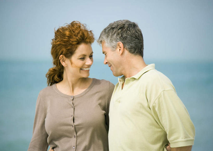 西方人,头发,两个人,夫妻,站,笑,微笑,露齿笑,横图,室外,白天,正面,T恤衫,爱情,旅游,度假,海浪,海洋,沙滩,欧洲,欧洲人,朦胧,模糊,沙子,海岸,浪花,水平线,辽阔,海平线,沙地,浪漫,T恤,休闲装,娱乐,蓝色,灰色,蓝天,天空,海水,天,靠,靠着,倚靠,站着,享受,休闲,广阔,温暖,温馨,休闲服,恩爱,放松,恋人,晴朗,金黄色,一望无际,和睦,吹风,户外运动,海景,刮风,万里无云,无边无际,一马平川,男人,男性,女人,女性,中年男性,中年女性,白种人,长发,情侣,大海,风浪,海,海水的波动,海滩,近岸浪,涌浪,晴空,晴空万里,半身,彩图,伴侣,融洽,水天相接,水天一线