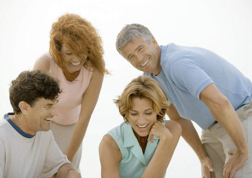 西方人,四个人,伙伴,朋友,站,蹲,笑,微笑,露齿笑,横图,室外,白天,正面,T恤衫,旅游,度假,友谊,沙滩,欧洲,欧洲人,撑,弯腰,沙子,海岸,沙地,T恤,扭头,托腮,休闲装,娱乐,蓝色,蓝天,天空,天,托,站着,享受,休闲,休闲服,放松,晴朗,鞠躬,吹风,托下巴,户外运动,刮风,万里无云,友情,男人,男性,年轻男性,年轻女性,女人,女性,白种人,海滩,晴空,晴空万里,蹲着,半身,彩图