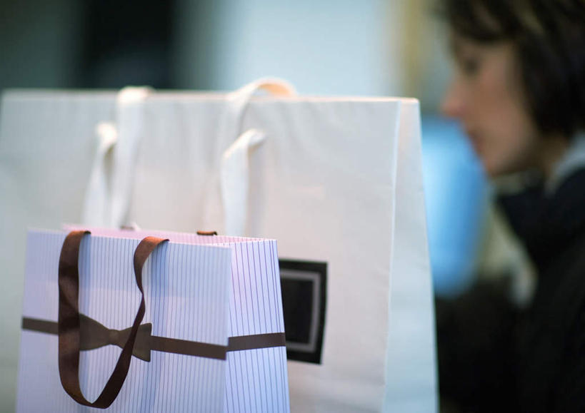 西方人,一个人,商店,站,横图,室内,白天,侧面,购物,消费,超市,袋子,礼盒,礼物,欧洲,欧洲人,仅一个年轻女性,仅一个女性,仅一个人,朦胧,模糊,包装袋,商品,手提袋,纸盒,购物袋,货物,盒子,包装盒,礼品盒,站着,金融,百货,礼品,购买,贸易,百货公司,年轻女性,女人,女性,白种人,半身,彩图,购物商场,购物中心,商业中心