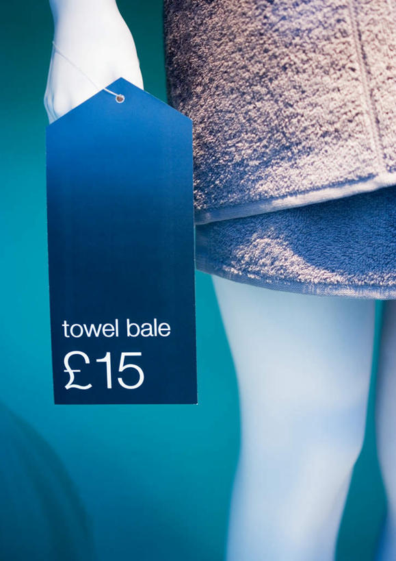 无人,商店,竖图,室内,白天,正面,裙子,消费,窗户,落地窗,超市,橱窗,标志,人造模特,商品,文字,字符,字母,标识,货物,玻璃窗,金融,短裙,百货,道具,贸易,百货公司,服装模特,模特道具,时装道具,展示道具,服装模特道具,陈列道具,彩图,购物商场,购物中心,商业中心