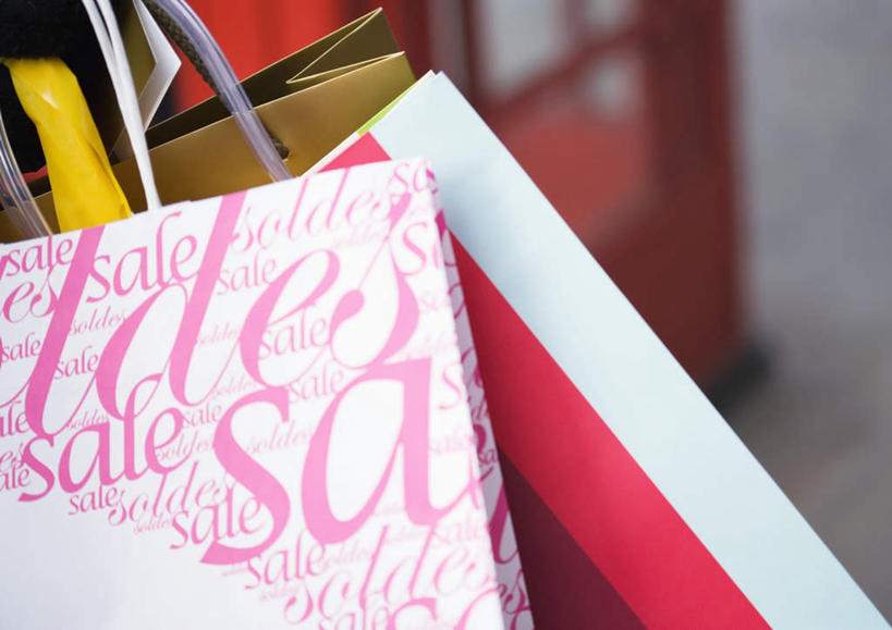 无人,商店,横图,室外,白天,正面,消费,超市,道路,路,袋子,礼盒,礼物,许多,朦胧,模糊,包装袋,标志,商品,手提袋,数字,文字,纸盒,字符,字母,小路,购物袋,交通,标识,货物,盒子,包装盒,礼品盒,金融,百货,阿拉伯数字,礼品,英文字母,贸易,百货公司,彩图,购物商场,购物中心,商业中心