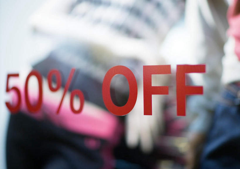 无人,商店,横图,室外,白天,正面,购物,消费,摆设,窗户,落地窗,超市,橱窗,服装,朦胧,模糊,标志,数字,文字,字符,字母,标识,玻璃窗,衣服,金融,百货,阿拉伯数字,英文字母,服装店,促销,选购,贸易,百货公司,服饰店,血拼,彩图,购物商场,购物中心,商业中心