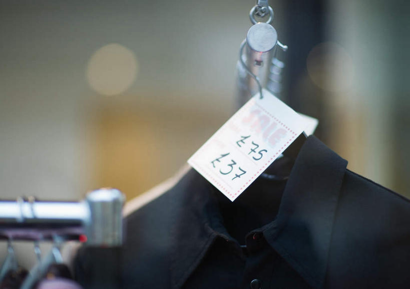 无人,商店,横图,室内,白天,正面,衬衫,购物,消费,超市,衣架,一排,悬挂,朦胧,模糊,标志,文字,字符,字母,挂,标识,排列,金融,百货,服装店,队列,促销,选购,贸易,百货公司,货物架,服饰店,血拼,挂衣架,彩图,衬衣,购物商场,购物中心,商业中心