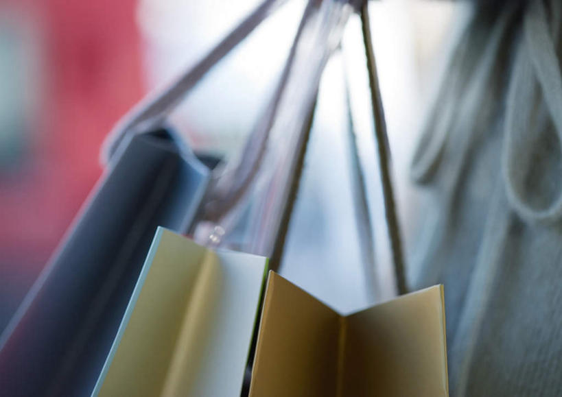 无人,商店,横图,室内,白天,正面,购物,消费,超市,袋子,礼盒,礼物,朦胧,模糊,包装袋,商品,手提袋,纸盒,购物袋,货物,盒子,三个,包装盒,礼品盒,金融,百货,礼品,贸易,百货公司,彩图,购物商场,购物中心,商业中心