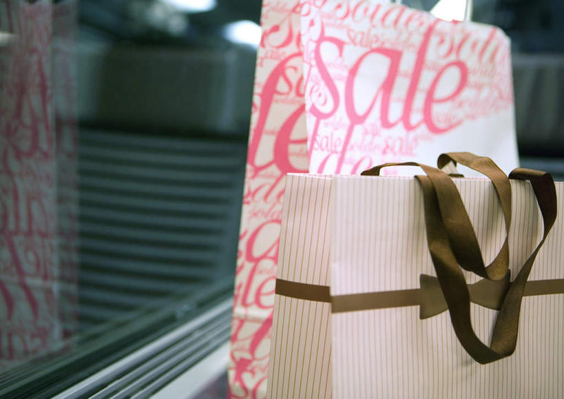 无人,商店,横图,室内,白天,正面,消费,超市,礼盒,礼物,花纹,朦胧,模糊,标志,商品,文字,纹理,纸盒,字符,字母,标识,货物,盒子,两个,红色,包装盒,礼品盒,柜台,金融,百货,礼品,英文字母,贸易,百货公司,彩图,购物商场,购物中心,商业中心