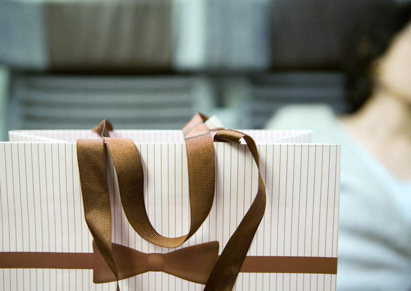 西方人,一个人,商店,横图,室内,白天,正面,消费,超市,礼盒,礼物,欧洲,欧洲人,仅一个年轻女性,仅一个女性,仅一个人,朦胧,模糊,商品,纸盒,货物,盒子,一个,包装盒,礼品盒,金融,百货,礼品,单个,贸易,百货公司,年轻女性,女人,女性,白种人,半身,彩图,购物商场,购物中心,商业中心