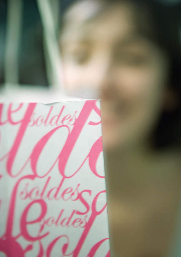 西方人,一个人,商店,竖图,室内,白天,正面,购物,消费,超市,袋子,礼盒,礼物,欧洲,欧洲人,仅一个年轻女性,仅一个女性,仅一个人,包装袋,商品,手提袋,纸盒,购物袋,货物,盒子,包装盒,礼品盒,金融,百货,礼品,贸易,百货公司,年轻女性,女人,女性,白种人,半身,彩图,购物商场,购物中心,商业中心