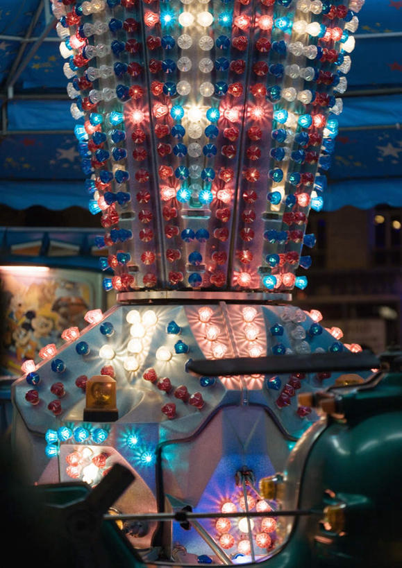 游乐园,竖图,彩色,室外,夜晚,正面,霓虹灯,游乐场,圣诞节,节日,庆祝,装饰,灯光,七彩,文化,光源,霓虹,灯,装饰品,装饰物,庆典,旋转木马,纪念,照明设备,氖灯,半身,彩图