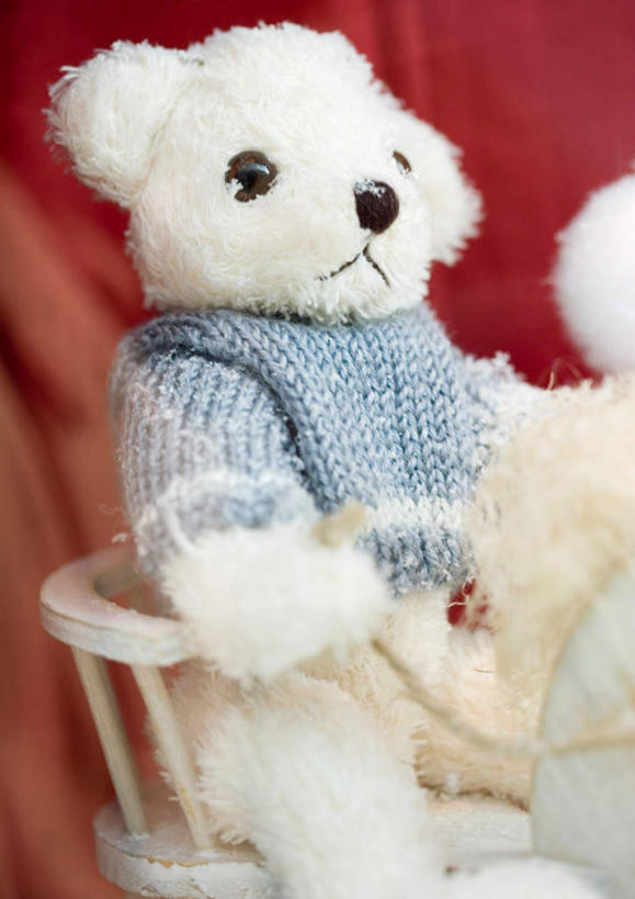 无人,竖图,室内,白天,正面,毛衣,窗户,落地窗,橱窗,熊,玩具,圣诞节,节日,庆祝,装饰,玩偶,小熊,文化,玻璃窗,装饰品,一个,装饰物,庆典,单个,纪念,彩图,绒衣,套衫,套头毛衣,线衣