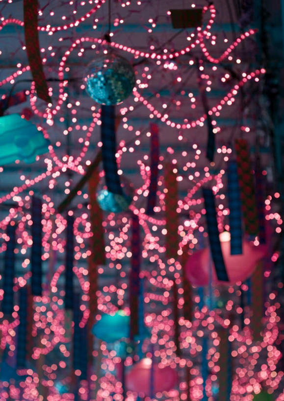 无人,竖图,室外,夜晚,仰视,圣诞节,悬挂,节日,庆祝,装饰,彩灯,灯光,挂,文化,灯,装饰品,红色,装饰物,灯具,庆典,纪念,照明设备,彩图,低角度拍摄