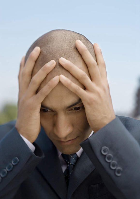 西方人,脸,头,脸颊,一个人,商务人士,商务男性,竖图,室外,特写,白天,正面,衬衫,欧洲,欧洲人,仅一个男性,仅一个人,套装,仅一个年轻男性,蓝色,蓝天,天空,天,低头,疲倦,晴朗,疲劳,疲惫,失落,手抱头,商务装,工薪阶层,万里无云,疲乏,男人,男性,年轻男性,白种人,头部,脸部,脸蛋,面部,白领,上班族,晴空,晴空万里,半身,彩图,衬衣