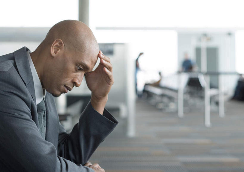 西方人,一个人,商务人士,商务男性,机场,坐,横图,室内,白天,侧面,衬衫,太阳,窗户,地板,落地窗,飞机场,椅子,欧洲,欧洲人,仅一个男性,仅一个人,抱头,阴影,套装,朦胧,模糊,光线,影子,地面,候机厅,玻璃窗,仅一个年轻男性,阳光,低头,思考,沉思,出差,候机室,商务装,工薪阶层,排椅,男人,男性,年轻男性,白种人,白领,上班族,航空站,空港,坐着,半身,彩图,衬衣,旅行