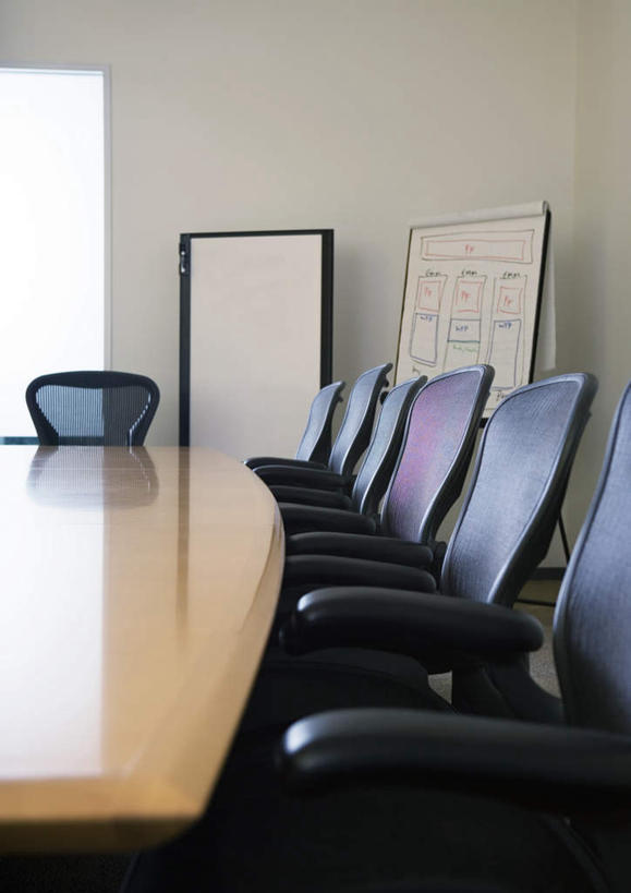 无人,办公室,会议室,竖图,室内,白天,正面,窗户,家具,落地窗,桌子,椅子,许多,大量,阴影,光线,影子,办公桌,墙,玻璃窗,墙壁,墙面,阳光,白板,记录板,记事板,排椅,办公家具,彩图