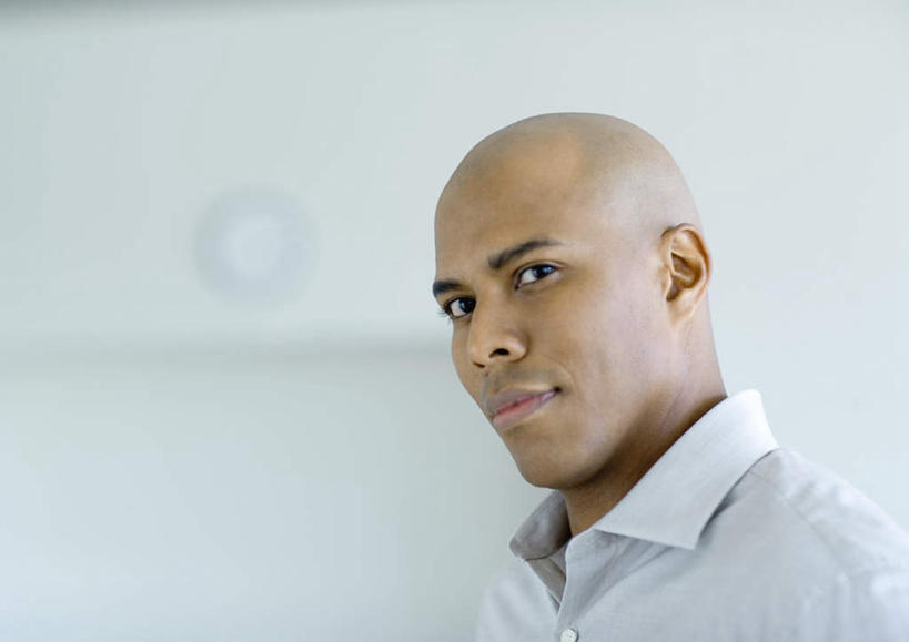 西方人,脸,头,脸颊,秃头,一个人,商务人士,商务男性,横图,室内,白天,侧面,衬衫,欧洲,欧洲人,仅一个男性,仅一个人,阴影,套装,朦胧,模糊,反射,影子,墙,注视,墙壁,墙面,仅一个年轻男性,看,关注,商务装,工薪阶层,男人,男性,年轻男性,白种人,头部,脸部,脸蛋,面部,白领,上班族,半身,彩图,衬衣,秃顶