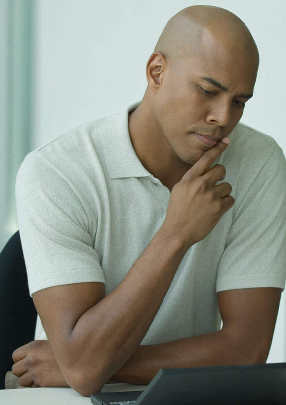 西方人,秃头,一个人,商务人士,商务男性,闭眼,竖图,室内,白天,正面,T恤衫,欧洲,非洲,黑人,欧洲人,仅一个男性,仅一个人,撑,墙,T恤,托腮,休闲装,墙壁,墙面,仅一个年轻男性,低头,托,休闲,思考,休闲服,沉思,托下巴,工薪阶层,男人,男性,年轻男性,非洲人,白领,上班族,闭眼睛,闭着眼,闭着眼睛,半身,彩图,秃顶